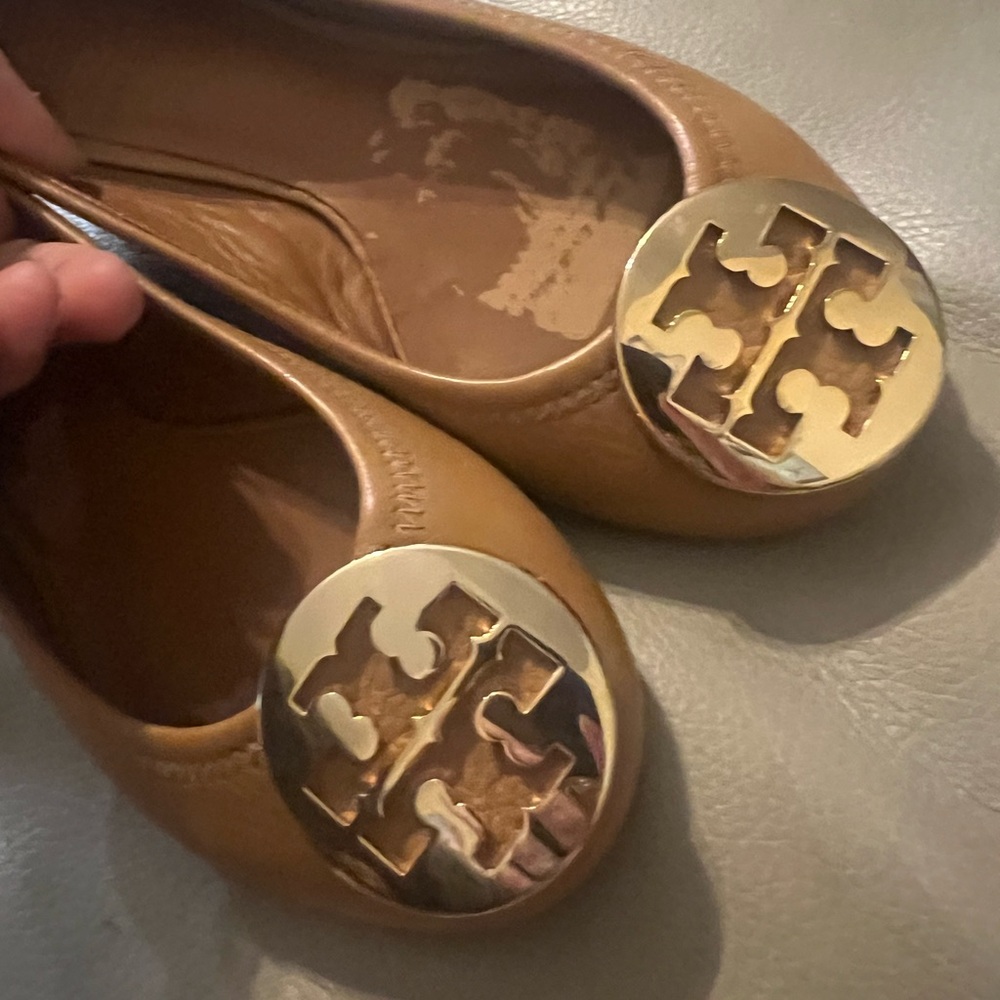 ❤️Tory Burch camel color flats worn 1 time. Size 4.